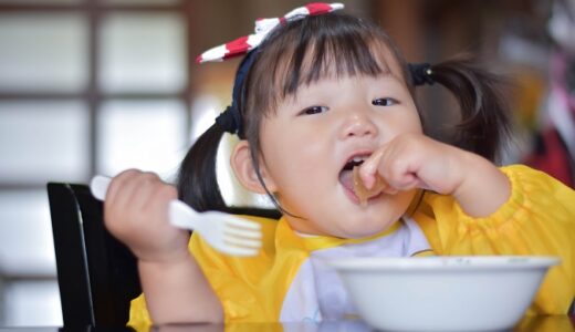 手づかみ食べはいつまでok 卒業できない子供がスプーンを使うコツ６つ 幼児食なう